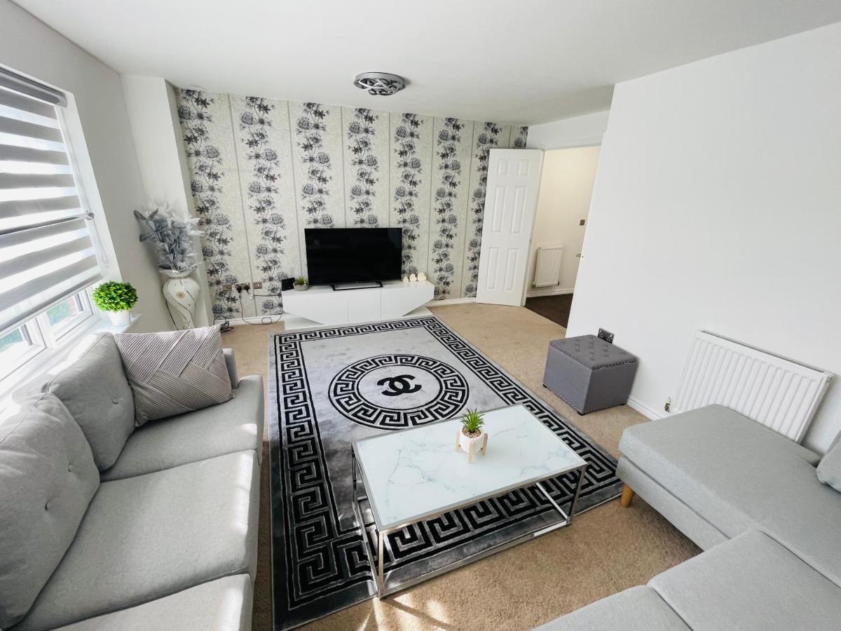 Watan - Spacious 3 Bedrooms Entire House With Beautiful Outdoor Garden Manchester