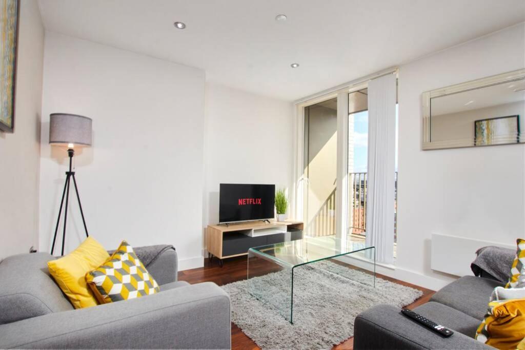 Lovely - Private Parking - Stadium Views Apartment