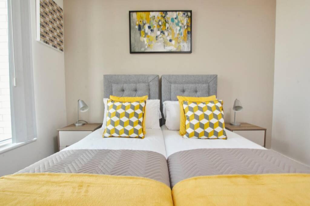 Lovely - Private Parking - Stadium Views Apartment Manchester