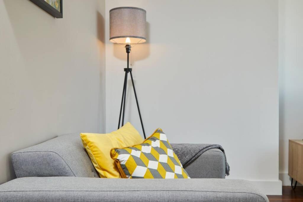 Lovely - Private Parking - Stadium Views Apartment Manchester