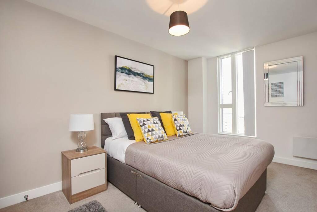 Lovely - Private Parking - Stadium Views Apartment Manchester