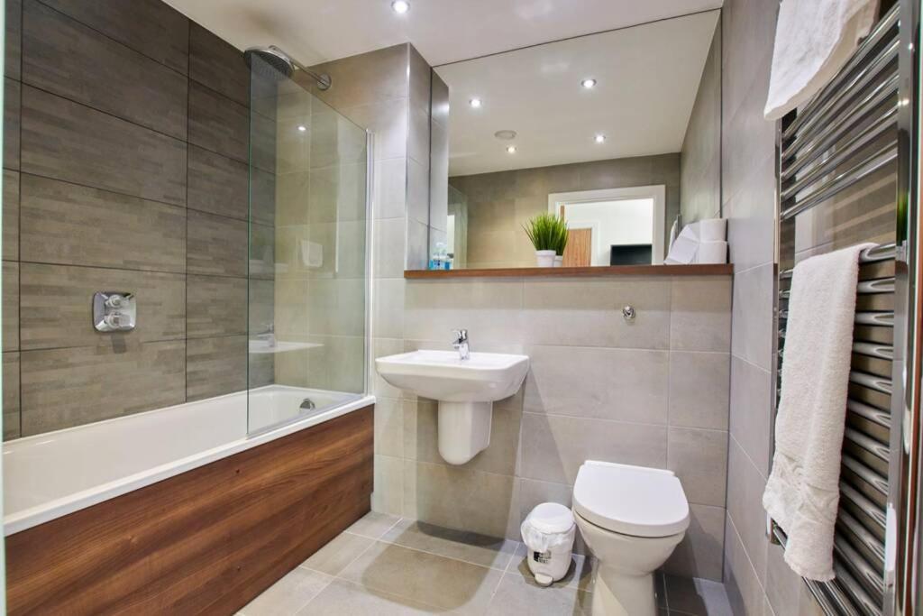 Lovely - Private Parking - Stadium Views Apartment Manchester