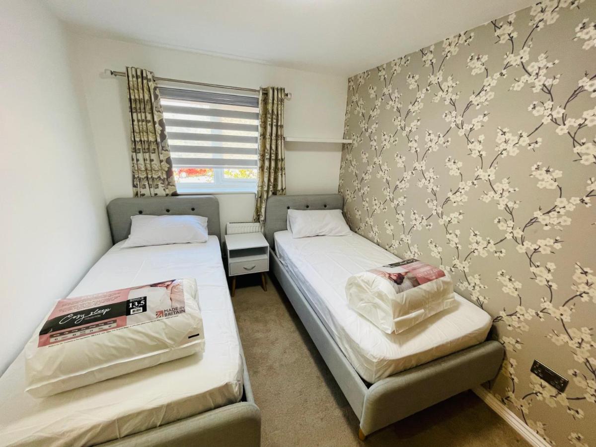 Watan - Spacious 3 Bedrooms Entire House With Beautiful Outdoor Garden * Manchester