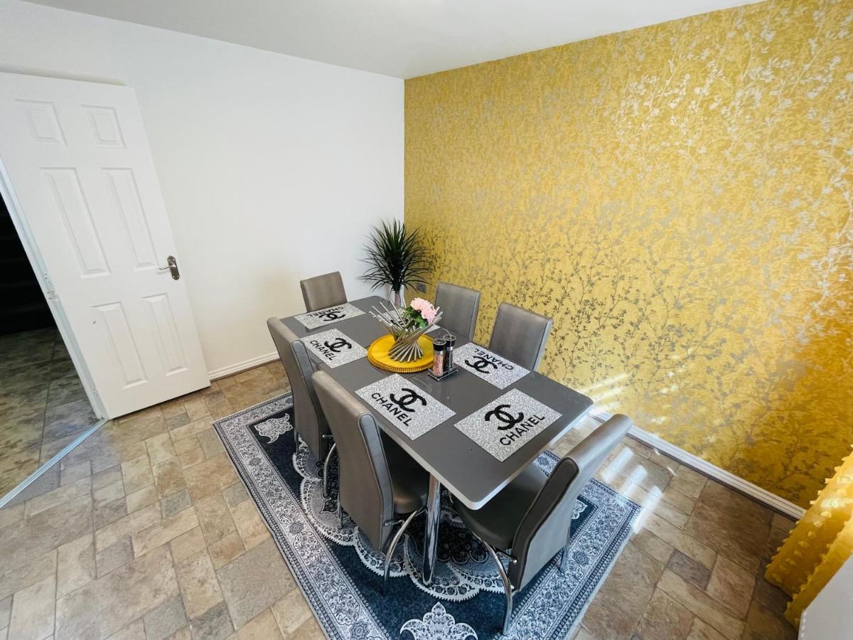 Watan - Spacious 3 Bedrooms Entire House With Beautiful Outdoor Garden * Manchester