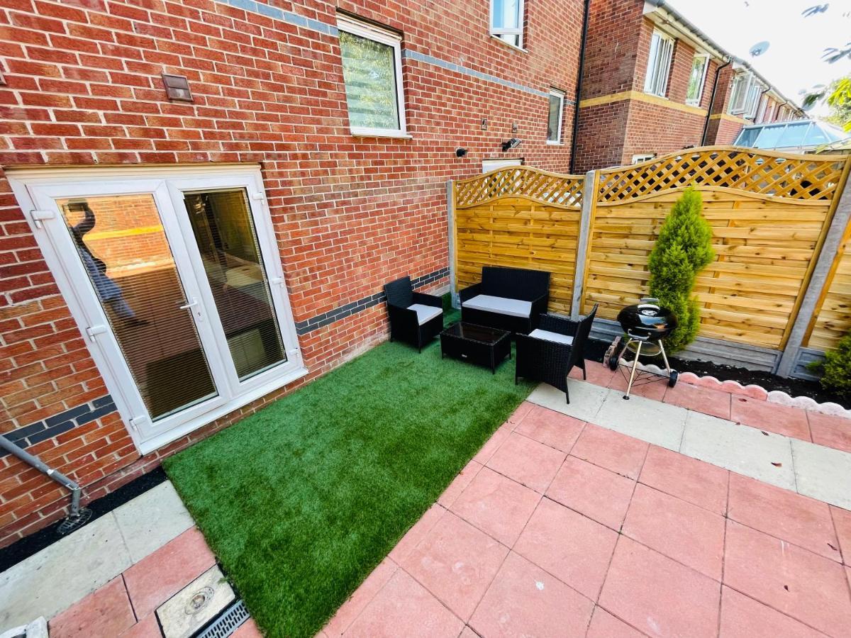 Watan - Spacious 3 Bedrooms Entire House With Beautiful Outdoor Garden * Manchester