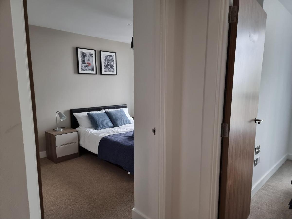 Onpoint - Spacious 2 Bedroom Apt - City Centre With Balcony