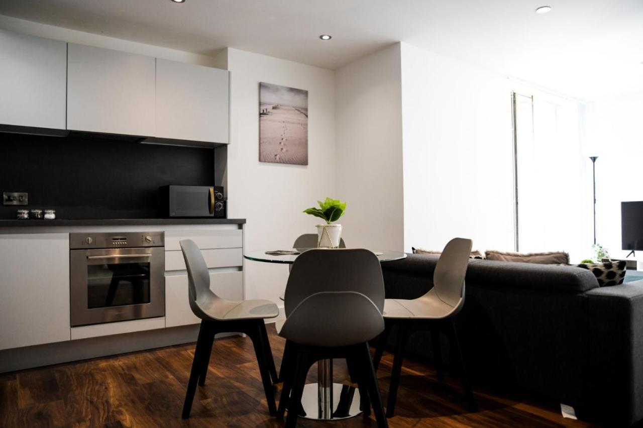 Onpoint - Spacious 2 Bedroom Apt - City Centre With Balcony Apartment