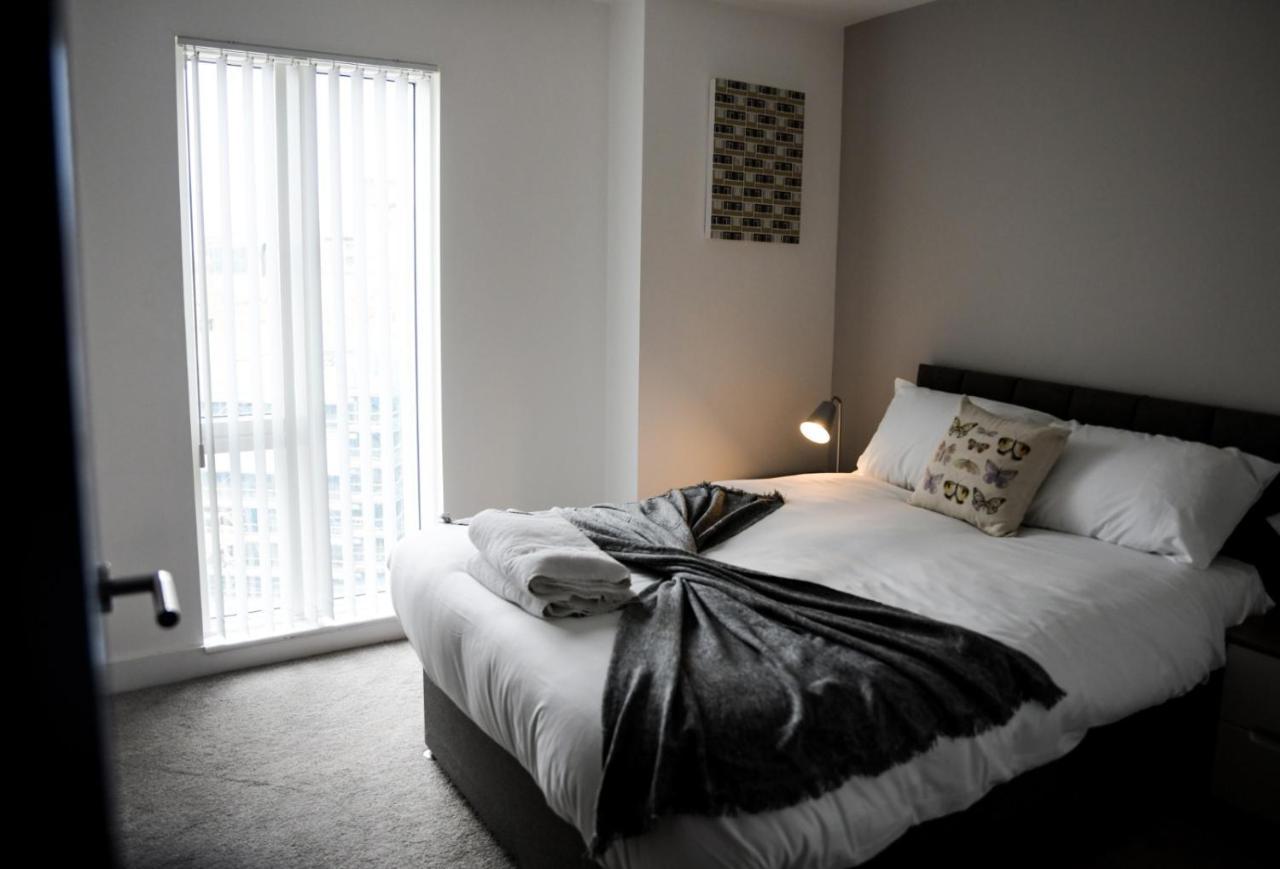 Onpoint - Spacious 2 Bedroom Apt - City Centre With Balcony