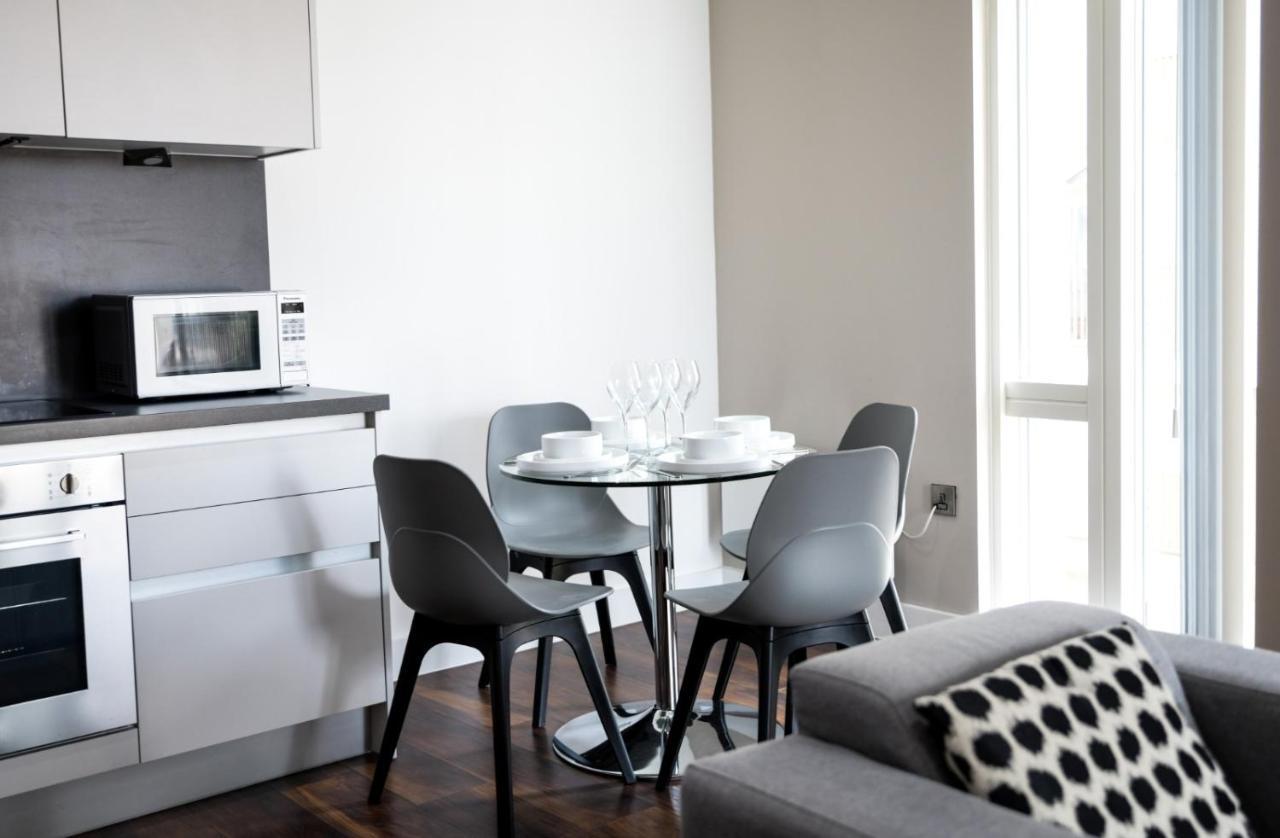 Onpoint - Spacious 2 Bedroom Apt - City Centre With Balcony *