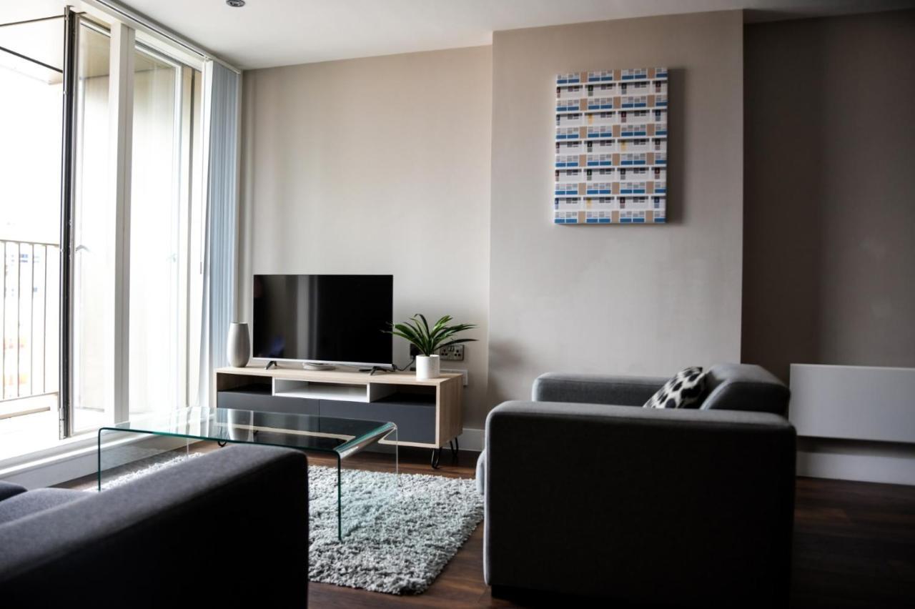 Onpoint - Spacious 2 Bedroom Apt - City Centre With Balcony Apartment