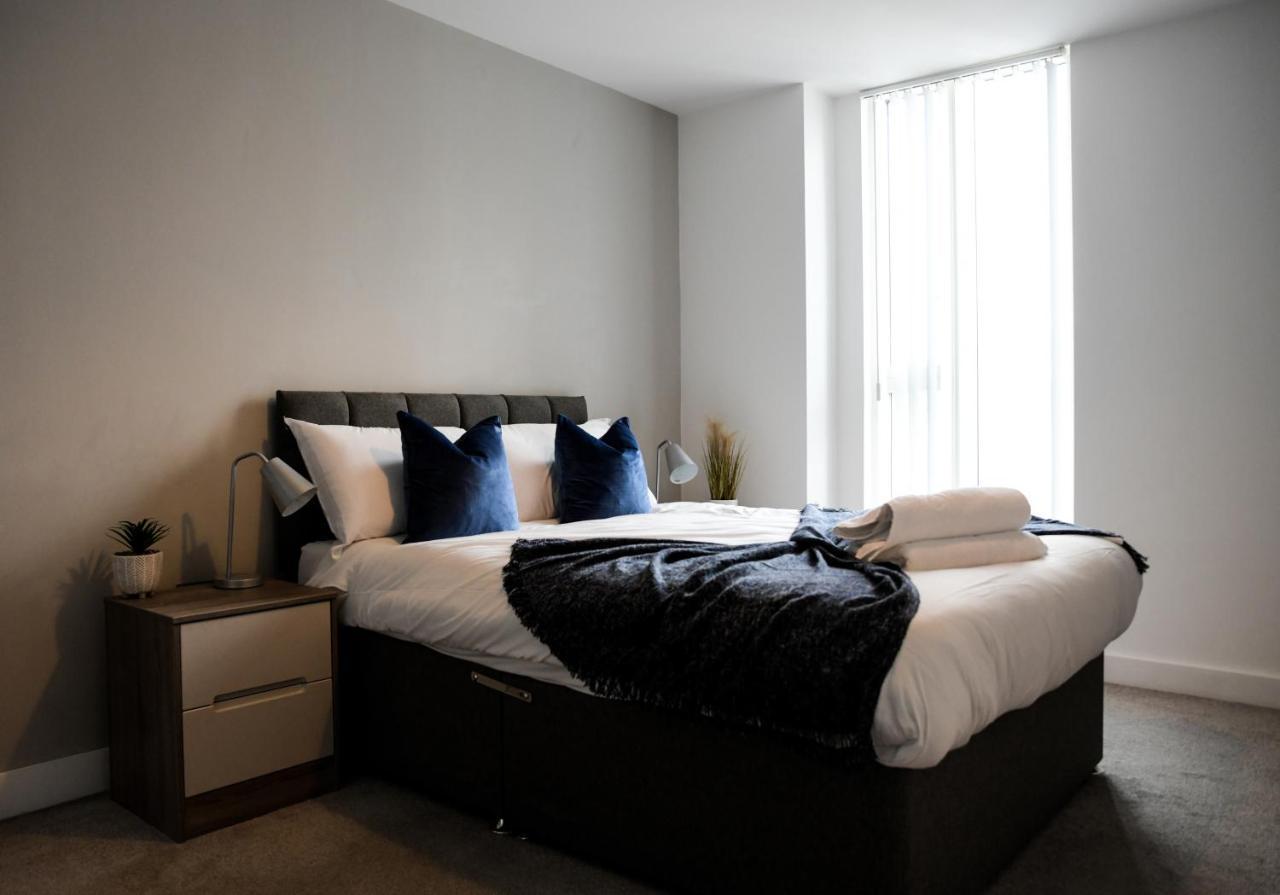 Onpoint - Spacious 2 Bedroom Apt - City Centre With Balcony *