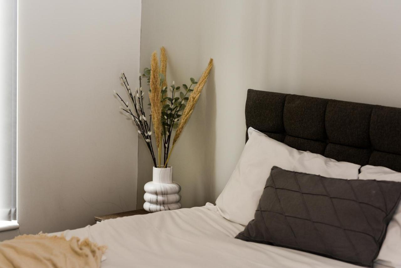 Onpoint - Spacious 2 Bedroom Apt - City Centre With Balcony *