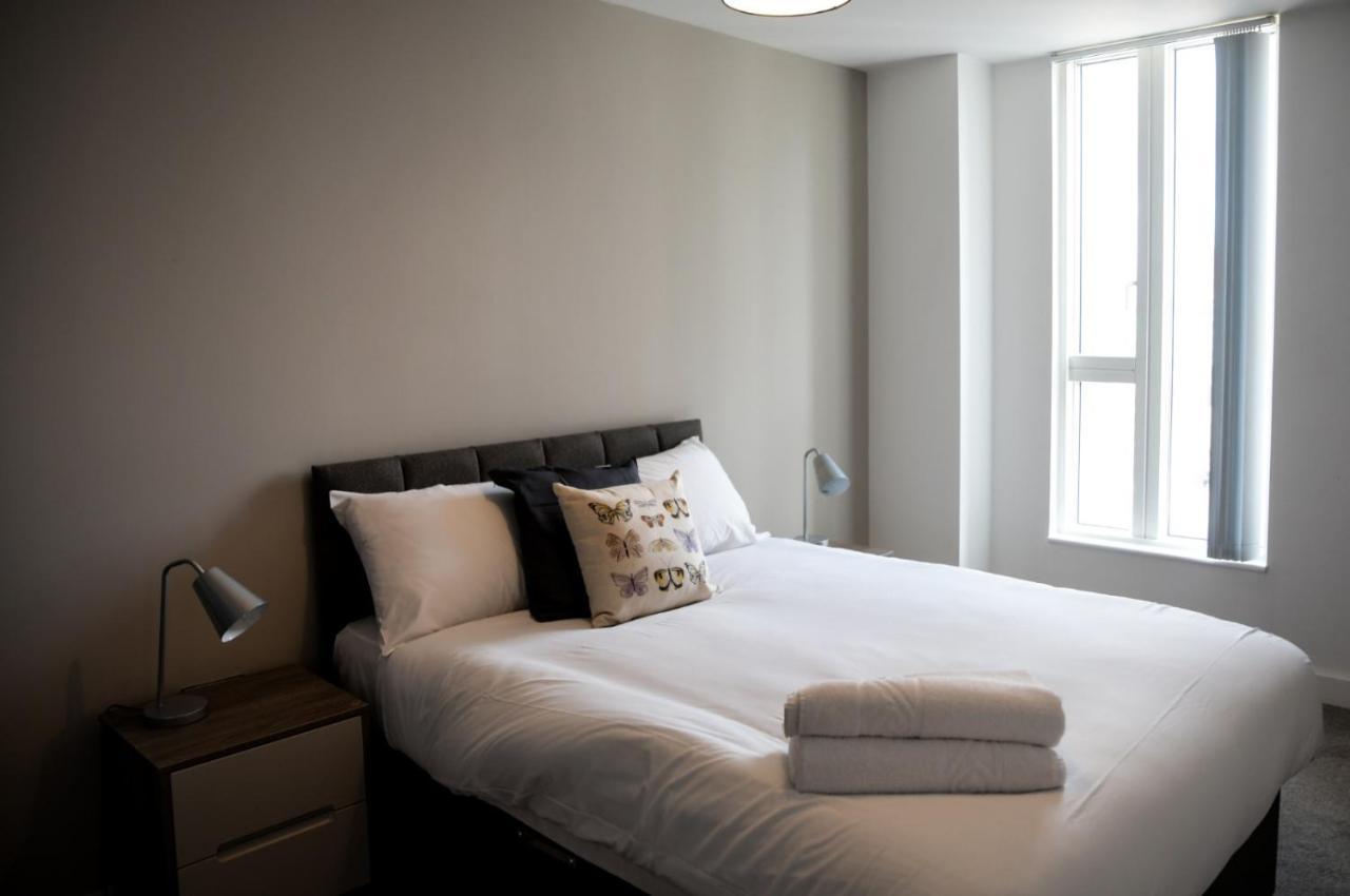 Onpoint - Spacious 2 Bedroom Apt - City Centre With Balcony *