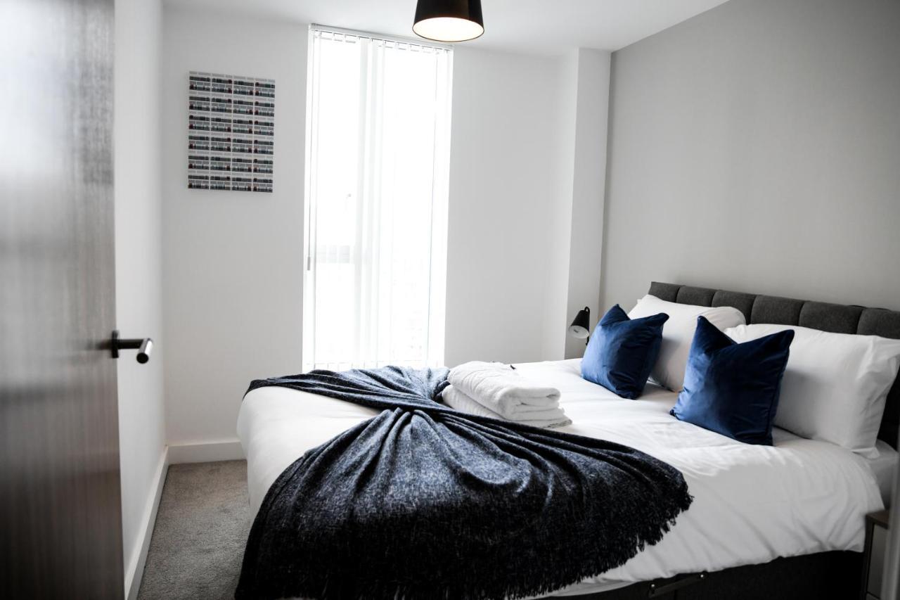 Onpoint - Spacious 2 Bedroom Apt - City Centre With Balcony