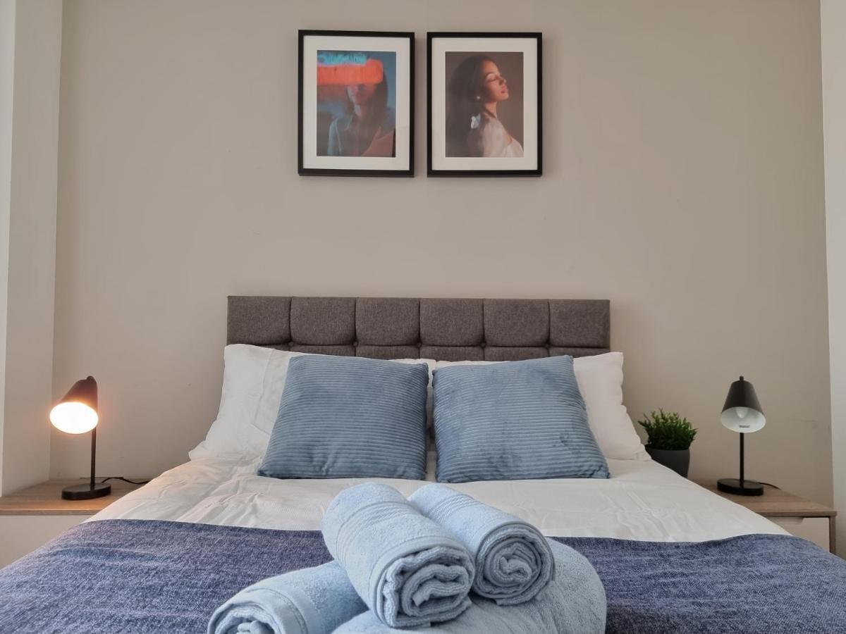 Onpoint - Spacious 2 Bedroom Apt - City Centre With Balcony