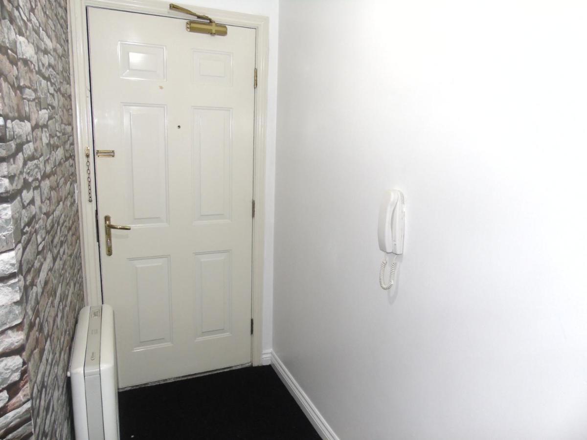 Larch Gardens 2 Bedroom Flat Apartment *