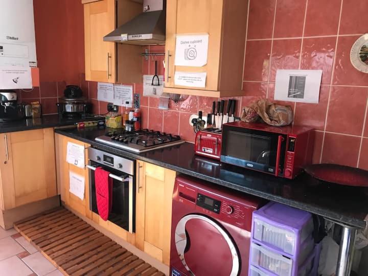 Private King En-suite Bedroom Close To Mediacityuk/old Trafford Homestay *