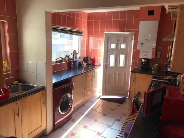Private King En-suite Bedroom Close To Mediacityuk/old Trafford Homestay