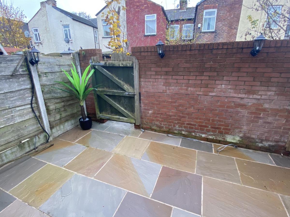 Private King En-suite Bedroom Close To Mediacityuk/old Trafford Homestay Manchester