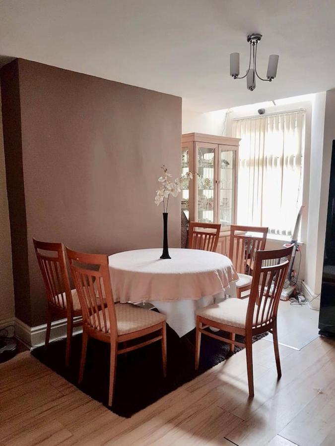 Private King En-suite Bedroom Close To Mediacityuk/old Trafford *