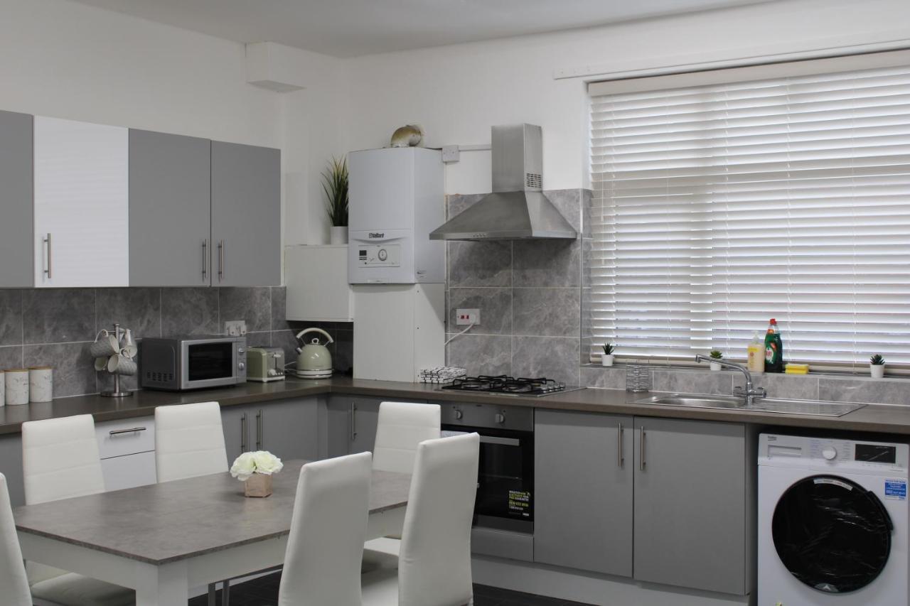 Lovely, Spacious 3 Bed House Close To Centre *