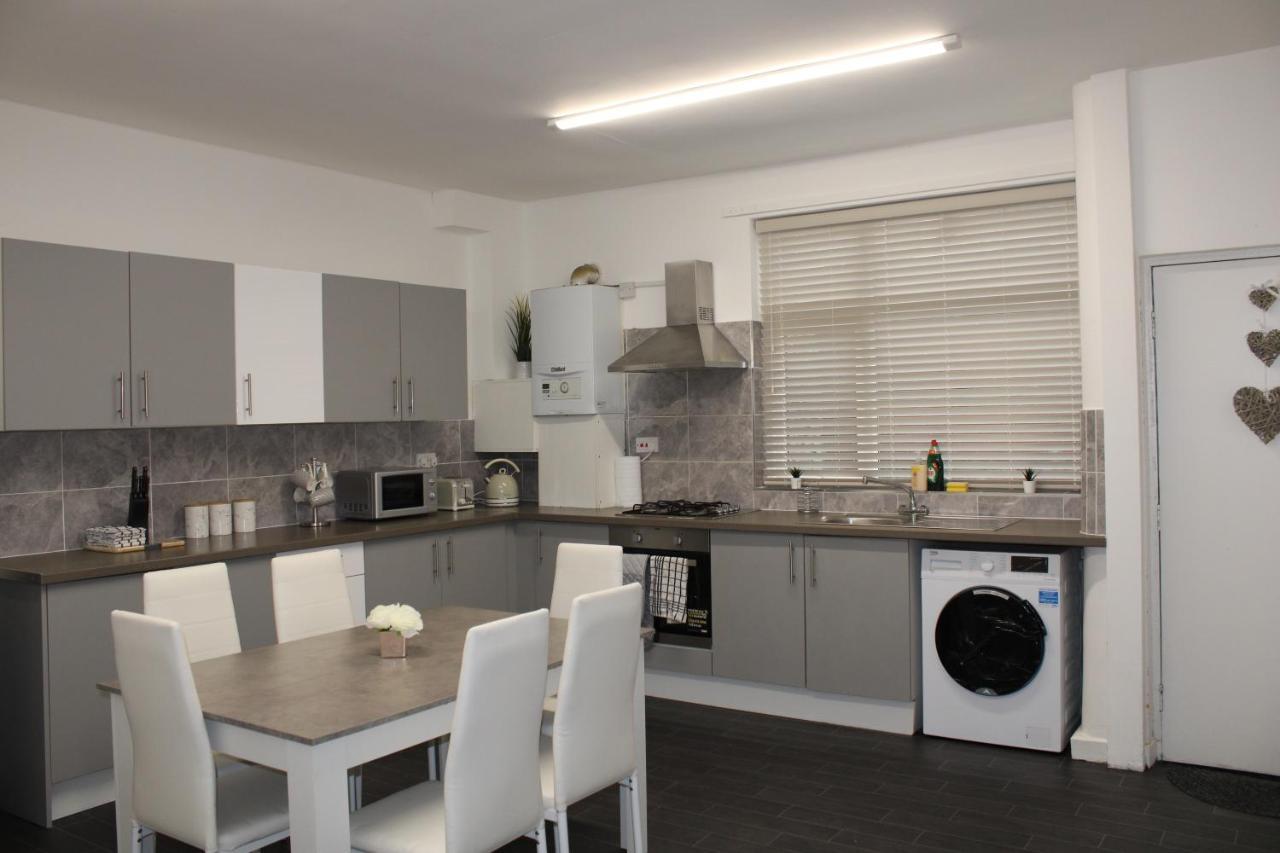 Lovely, Spacious 3 Bed House Close To Centre Manchester