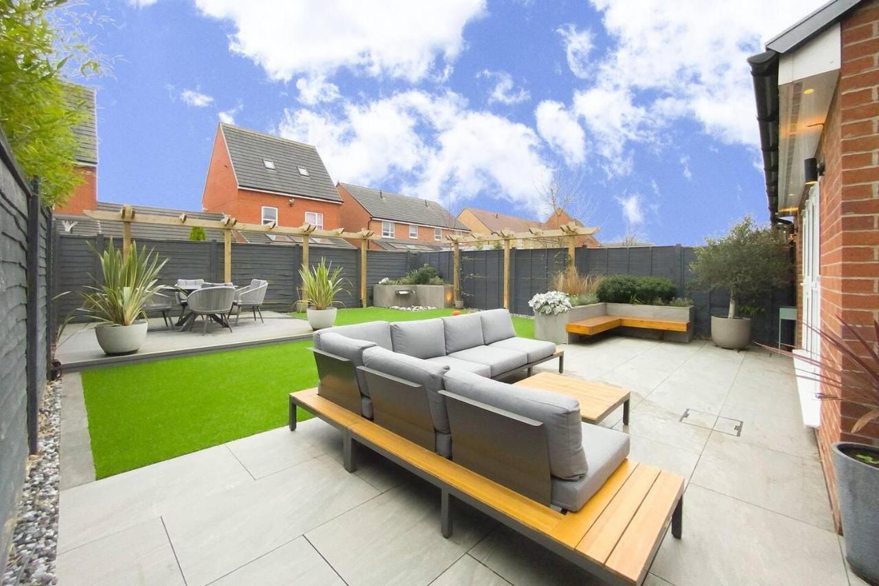 Holiday home Stunning 4 Bed House With Cinema & Parking