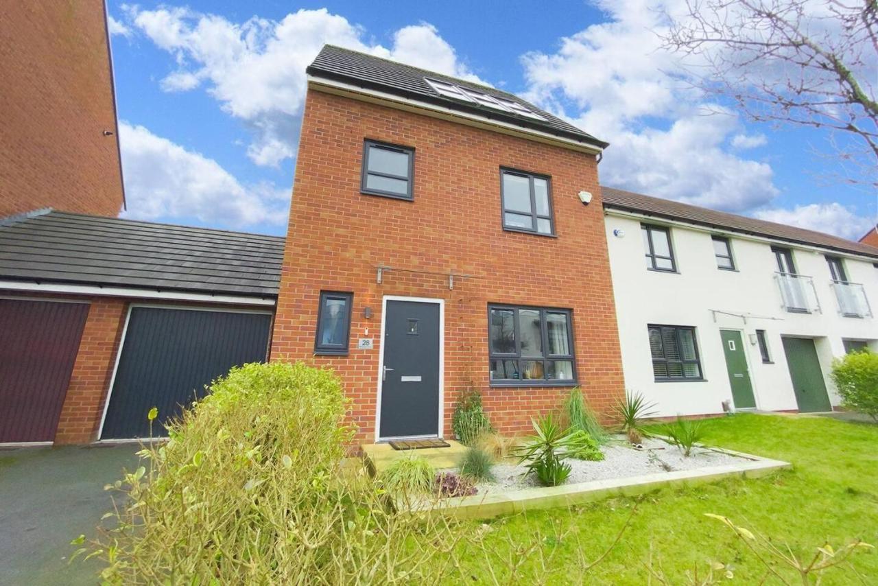 Stunning 4 Bed House With Cinema & Parking Holiday home Manchester