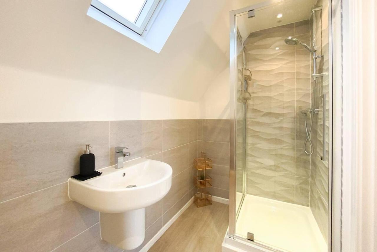 Holiday home Stunning 4 Bed House With Cinema & Parking *