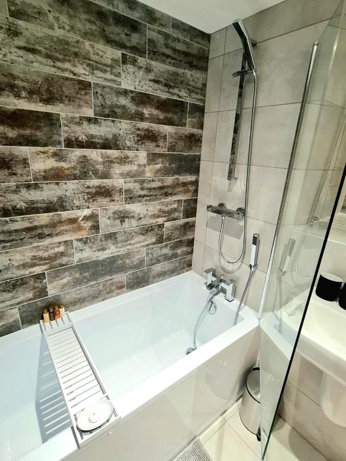 Apartment 1-bedroom Aprt In Salford- Freeparking- Sleeps3