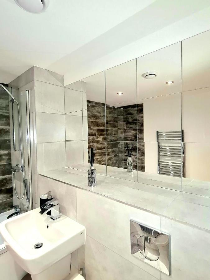 Apartment 1-bedroom Aprt In Salford- Freeparking- Sleeps3 *
