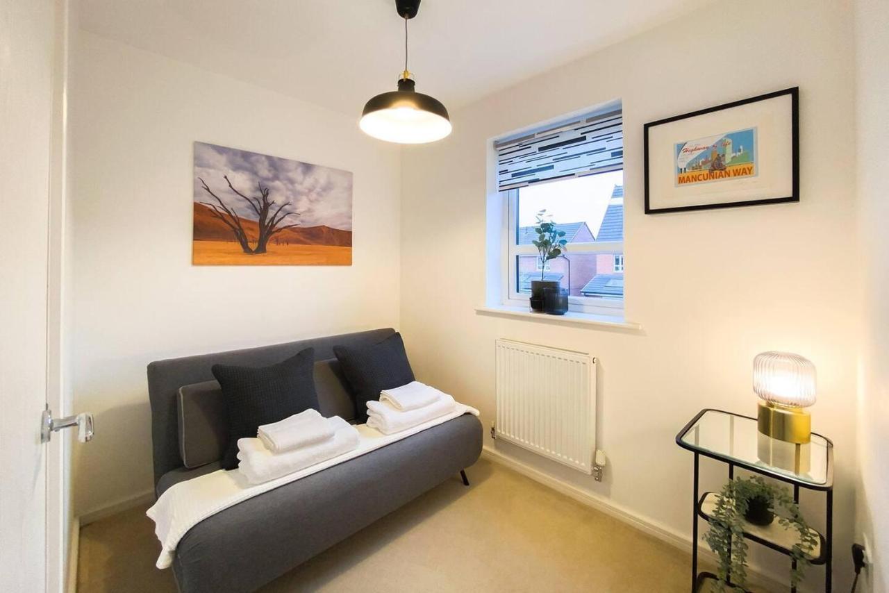 Stunning 4 Bed House With Cinema & Parking * Manchester