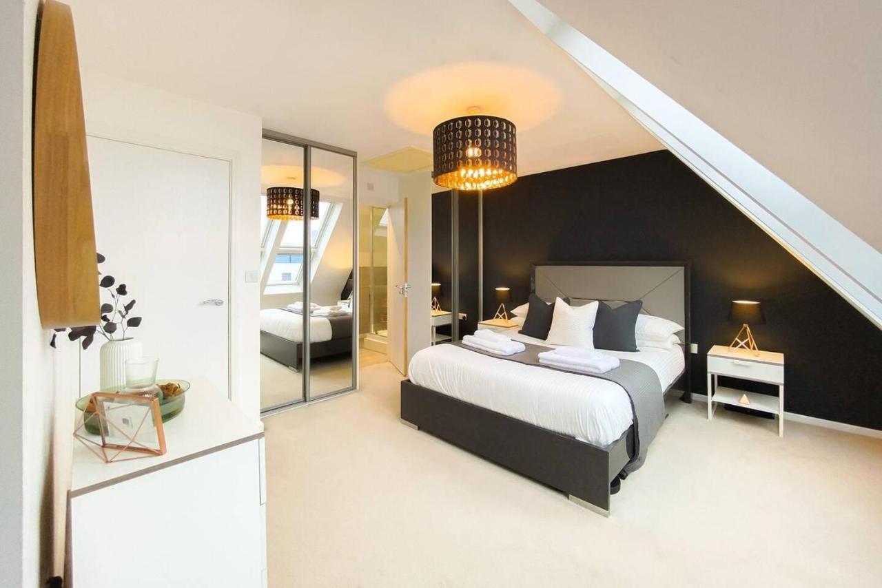 Stunning 4 Bed House With Cinema & Parking Holiday home