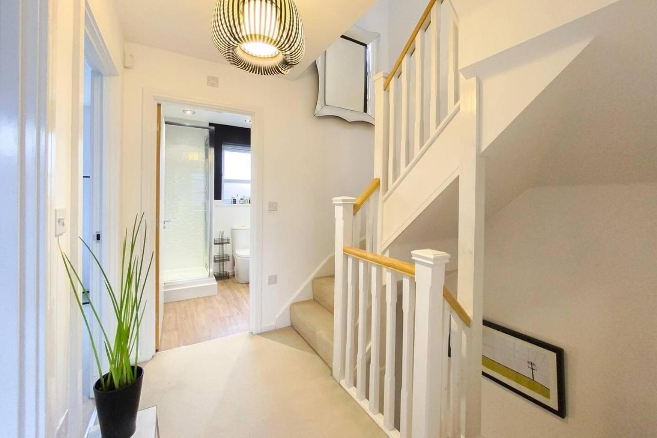 Stunning 4 Bed House With Cinema & Parking Holiday home *