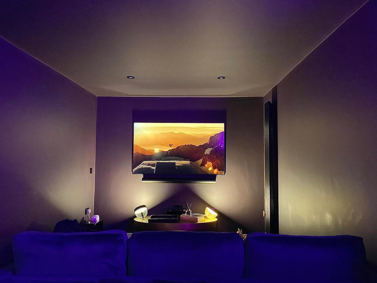 Stunning 4 Bed House With Cinema & Parking Holiday home Manchester