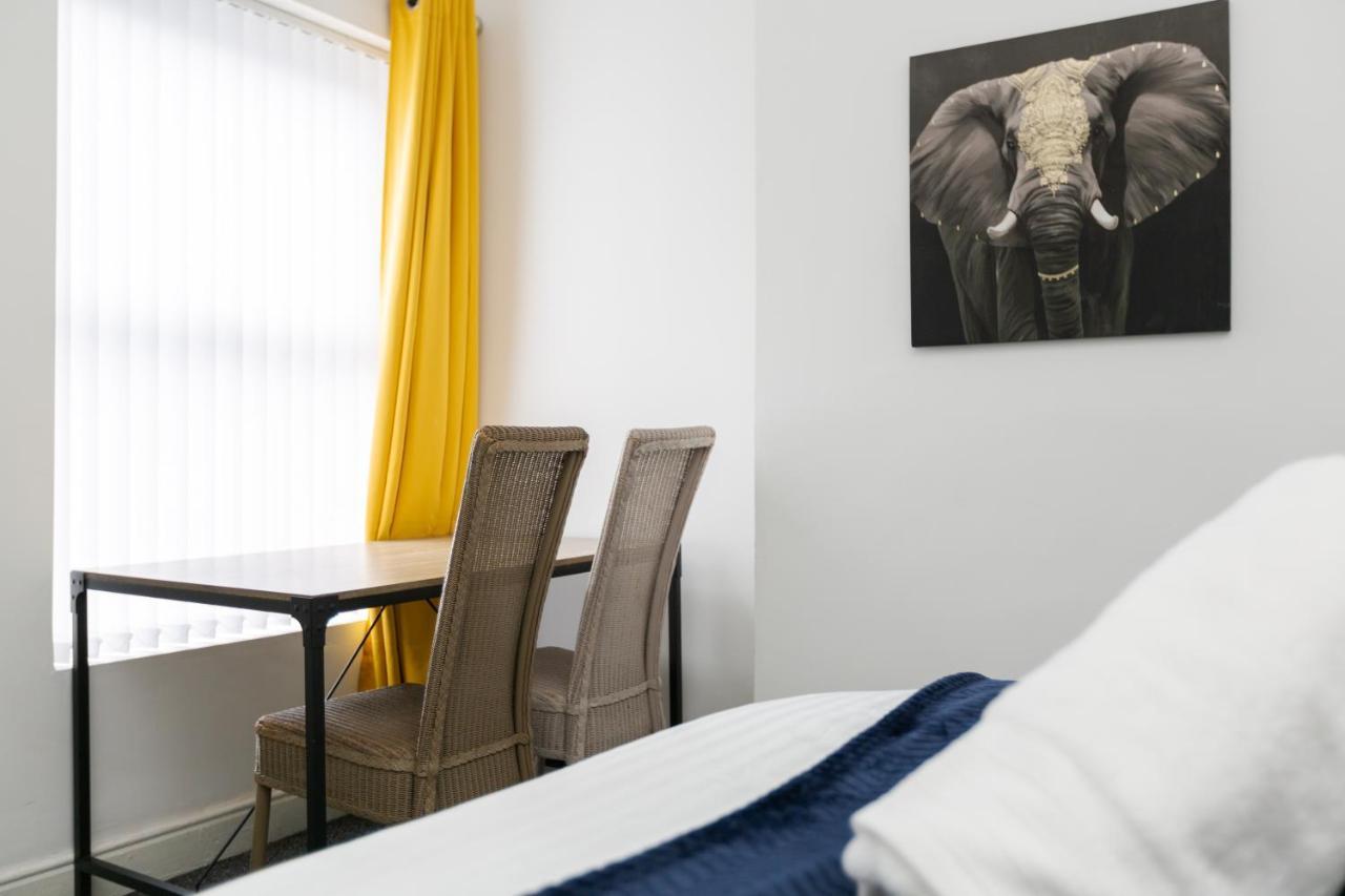 Clayton House - Spacious Near Etihad Stadium Holiday home Manchester