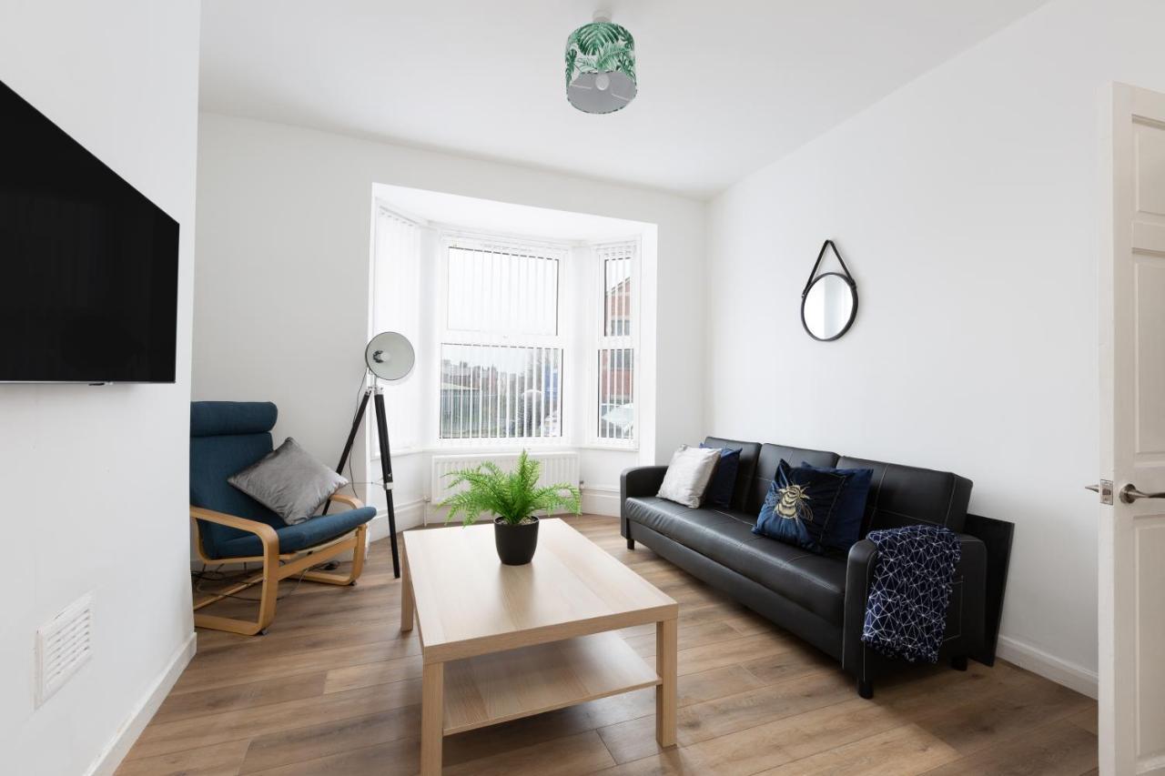 Clayton House - Spacious Near Etihad Stadium Holiday home Manchester