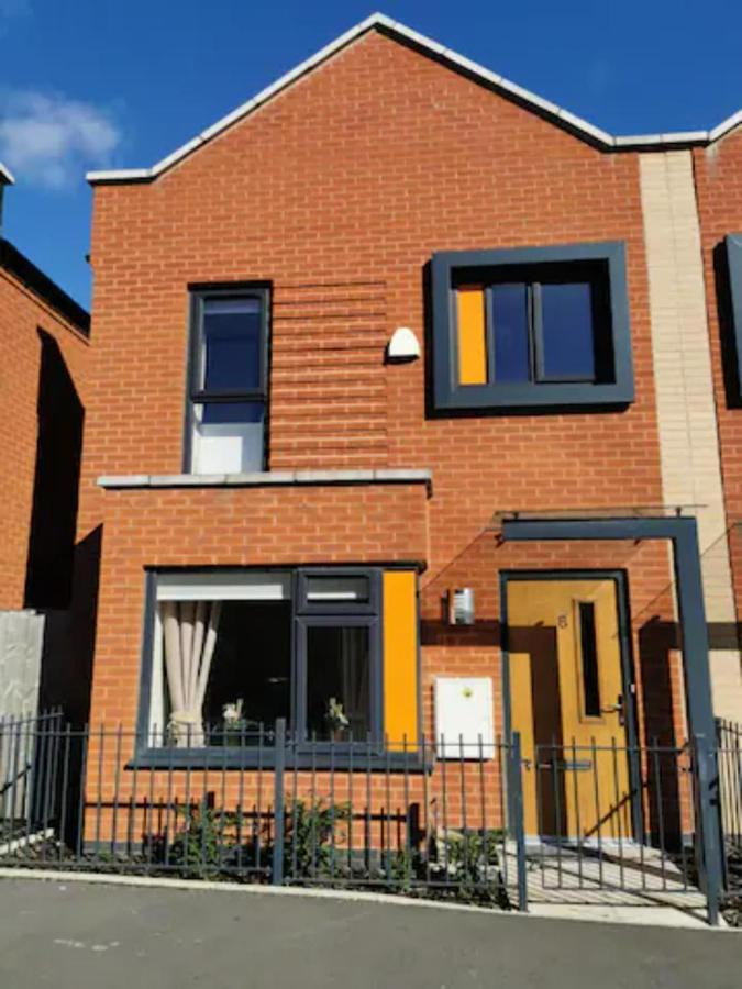 Entire 3 Bedroom House Free Parking *