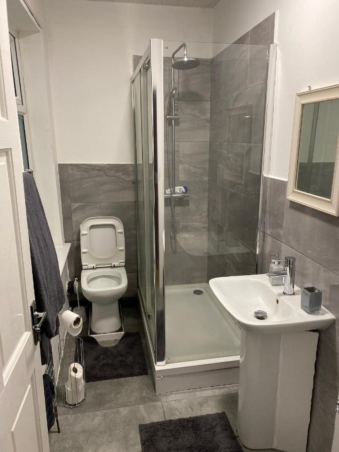 Lovely 2 Bedroom With Free Parking Apartment *