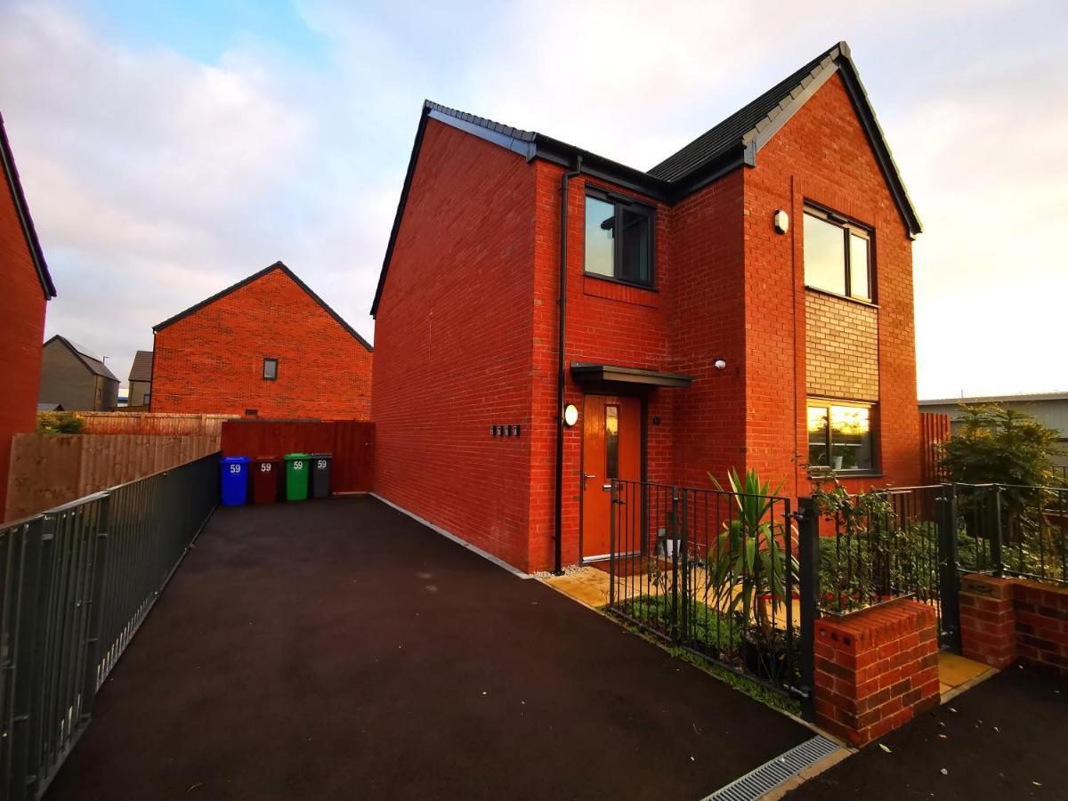 The Lawnswood - With Free Parking Holiday home *