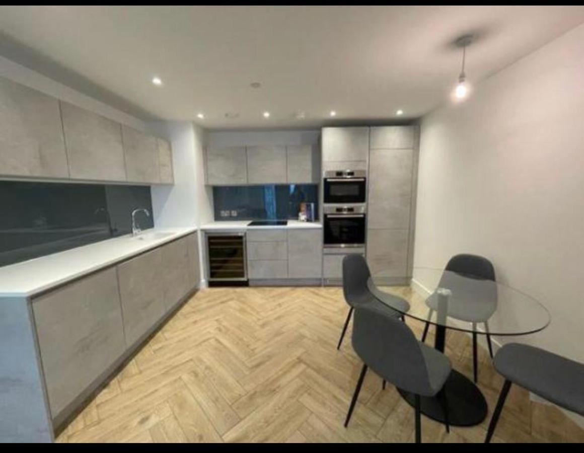 Brand New Luxury Centre 2 Bed Skyline Views