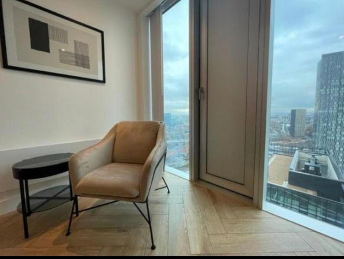 Brand New Luxury Centre 2 Bed Skyline Views Apartment