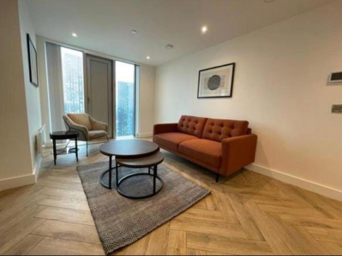 Brand New Luxury Centre 2 Bed Skyline Views