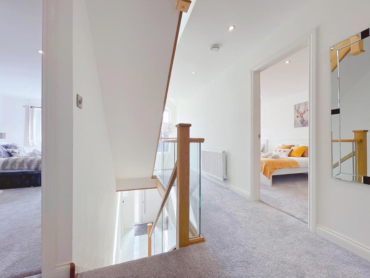 Luxurious 7 Bedroom House In Didsbury,