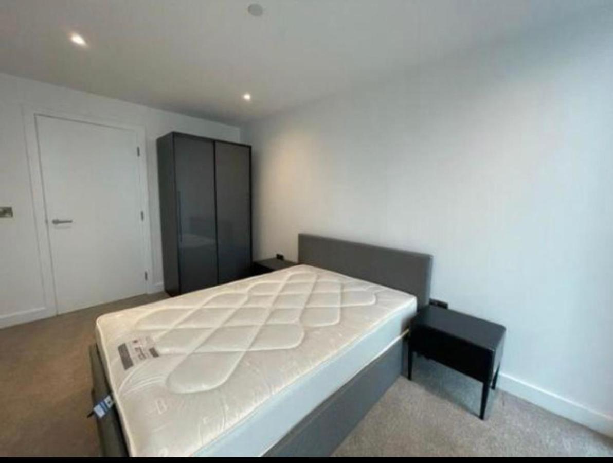 Apartment Brand New Luxury Centre 2 Bed Skyline Views *