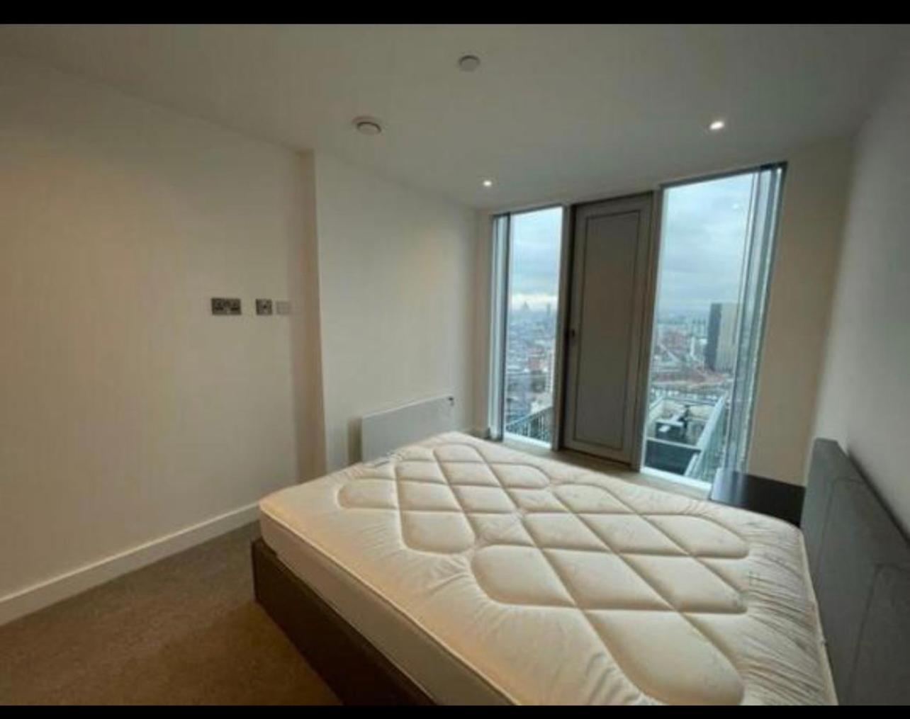Brand New Luxury Centre 2 Bed Skyline Views *