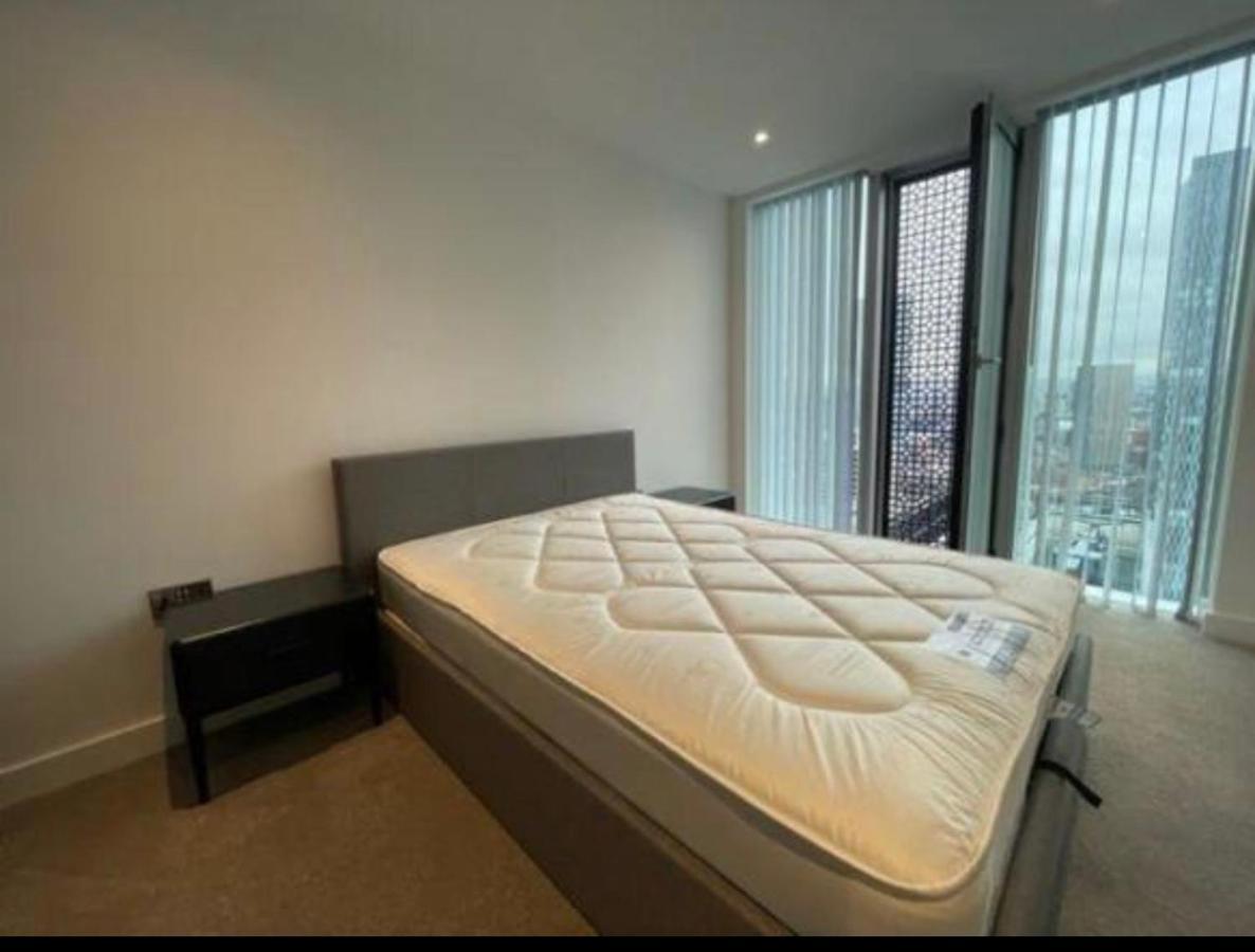 Brand New Luxury Centre 2 Bed Skyline Views Apartment *