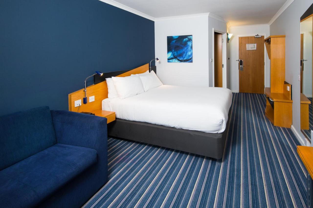 Express East By Ihg Hotel