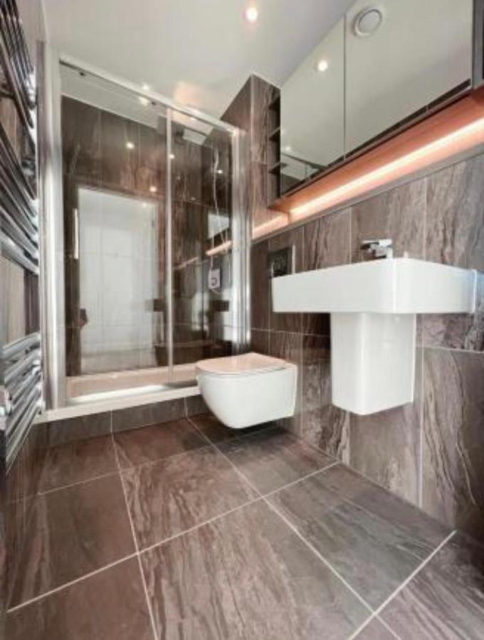 Brand New Luxury Centre 2 Bed Skyline Views Apartment Manchester