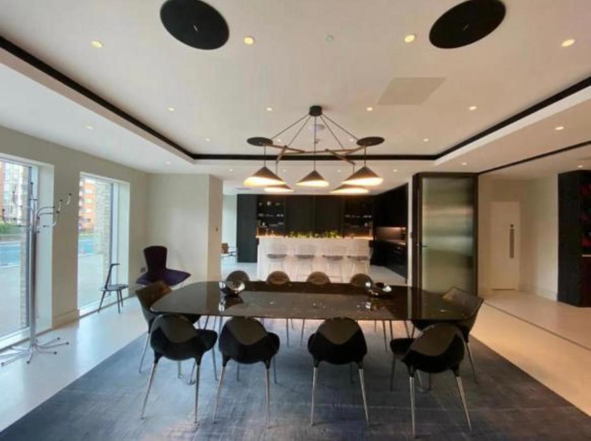 Apartment Brand New Luxury Centre 2 Bed Skyline Views